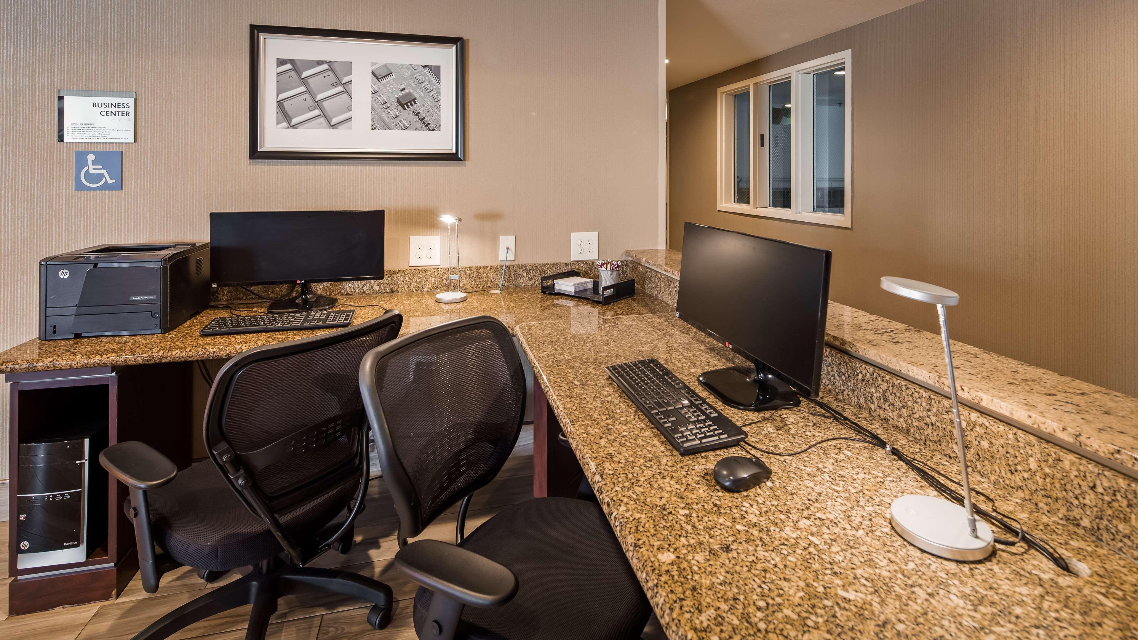 Hotel Western Airport & 3*