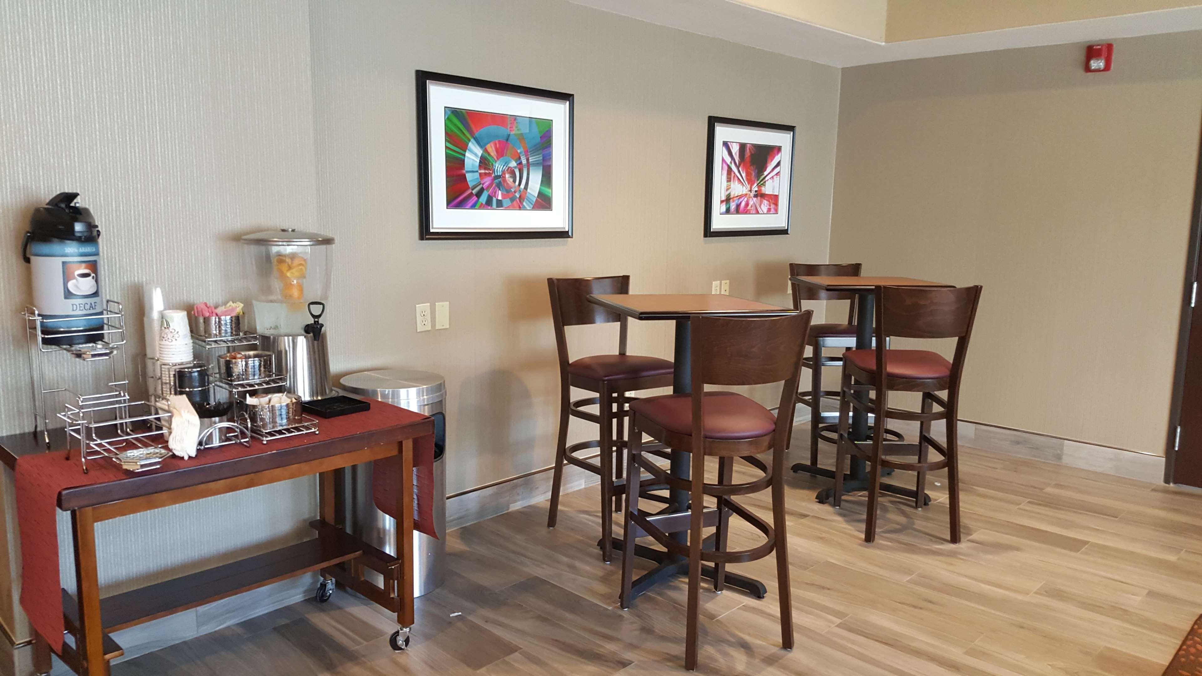Hotel Western Airport & 3*