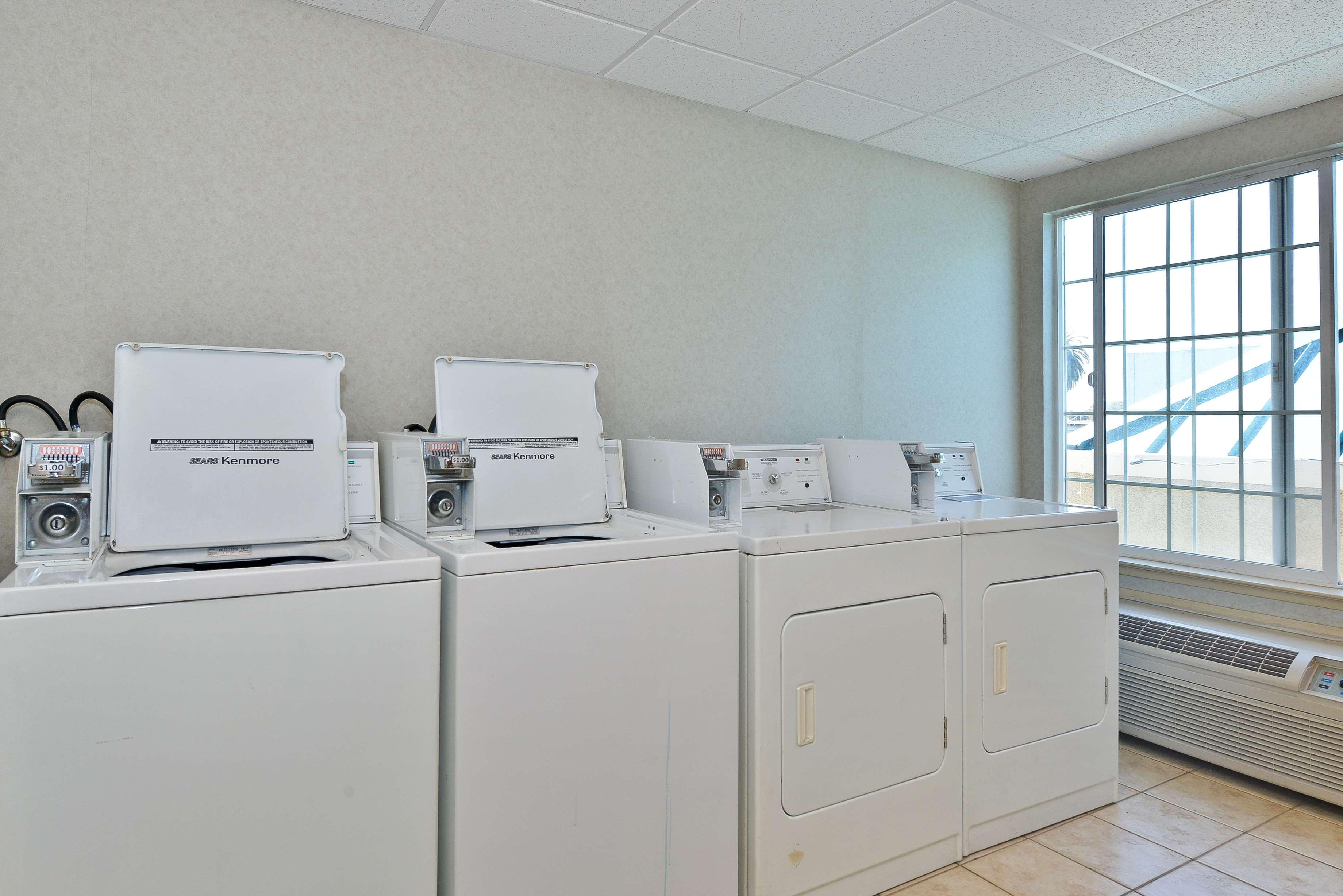 Hotel Western Airport & 3*